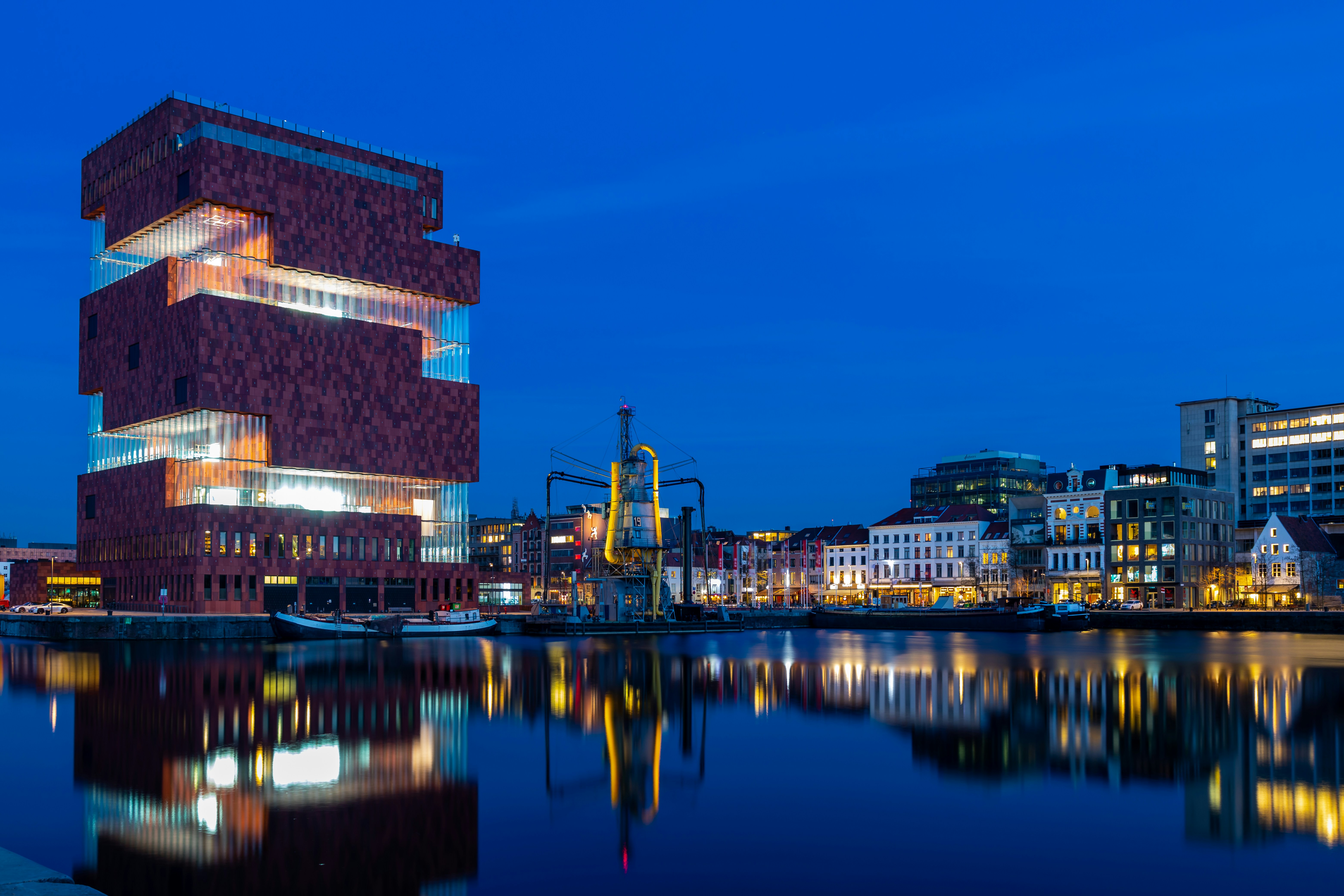 MAS Museum Antwerpen bei Nacht am Wasser