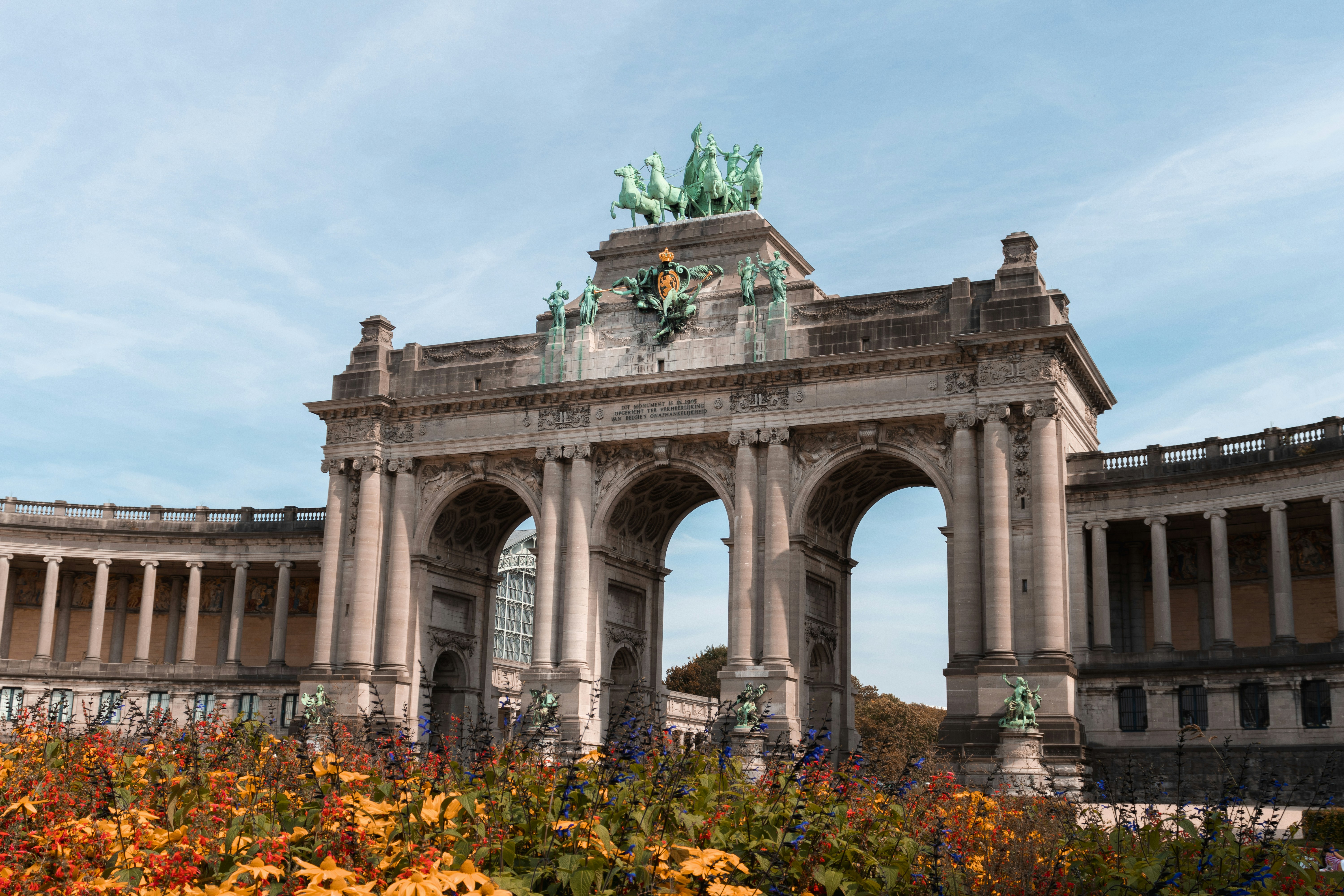 Triumphbogen im Jubelpark Brüssel mit Blumen
